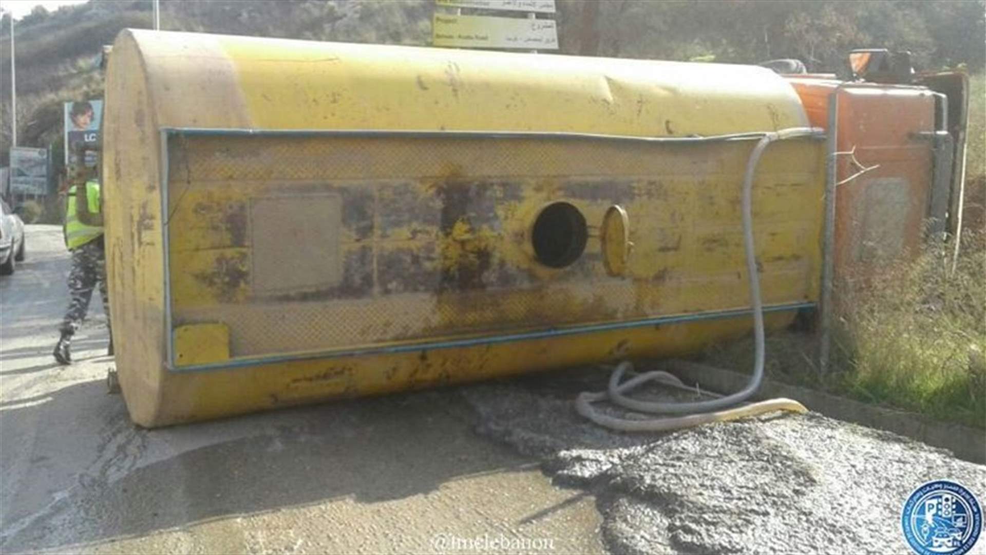 بالصورة.. انقلاب صهريج للمياه في طرابلس