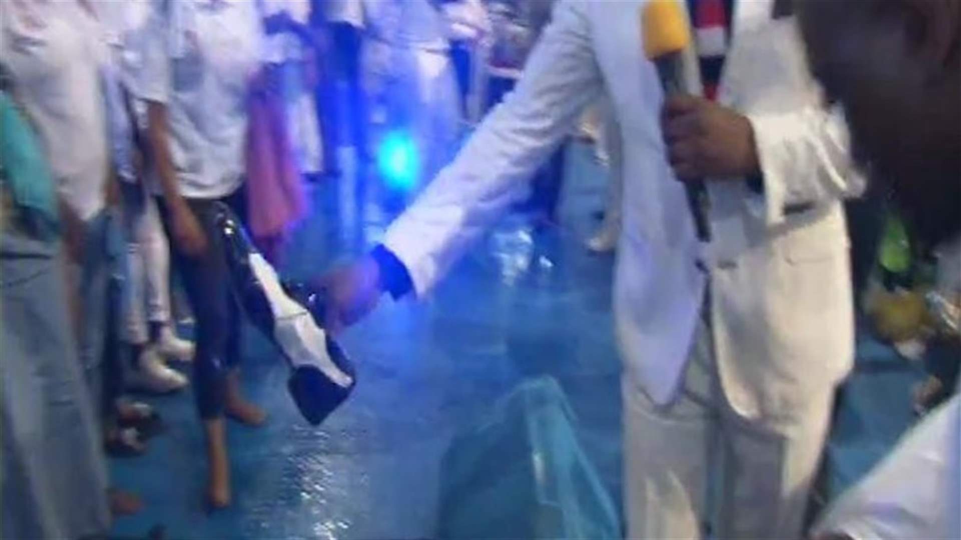 بالفيديو: قس يشفي المؤمنين من الإيدز... ويستخدم الحذاء لأمراض عدة!