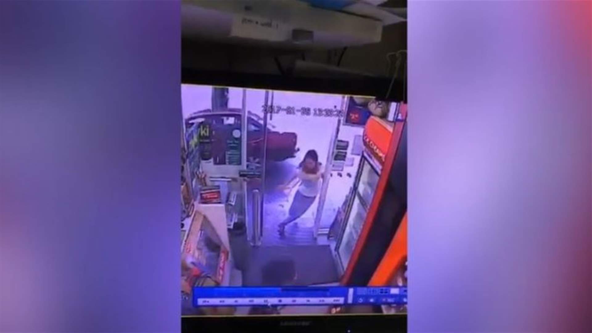 بالفيديو: سيارة تخرج عن سيطرة السائق... وتقتحم الرصيف!