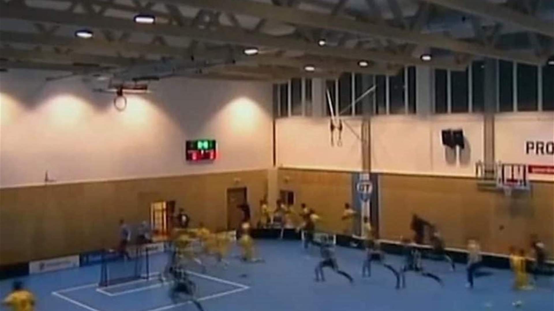 بالفيديو: انهيار سقف قاعة رياضيّة... إليكم ماذا حصل مع اللاعبين!