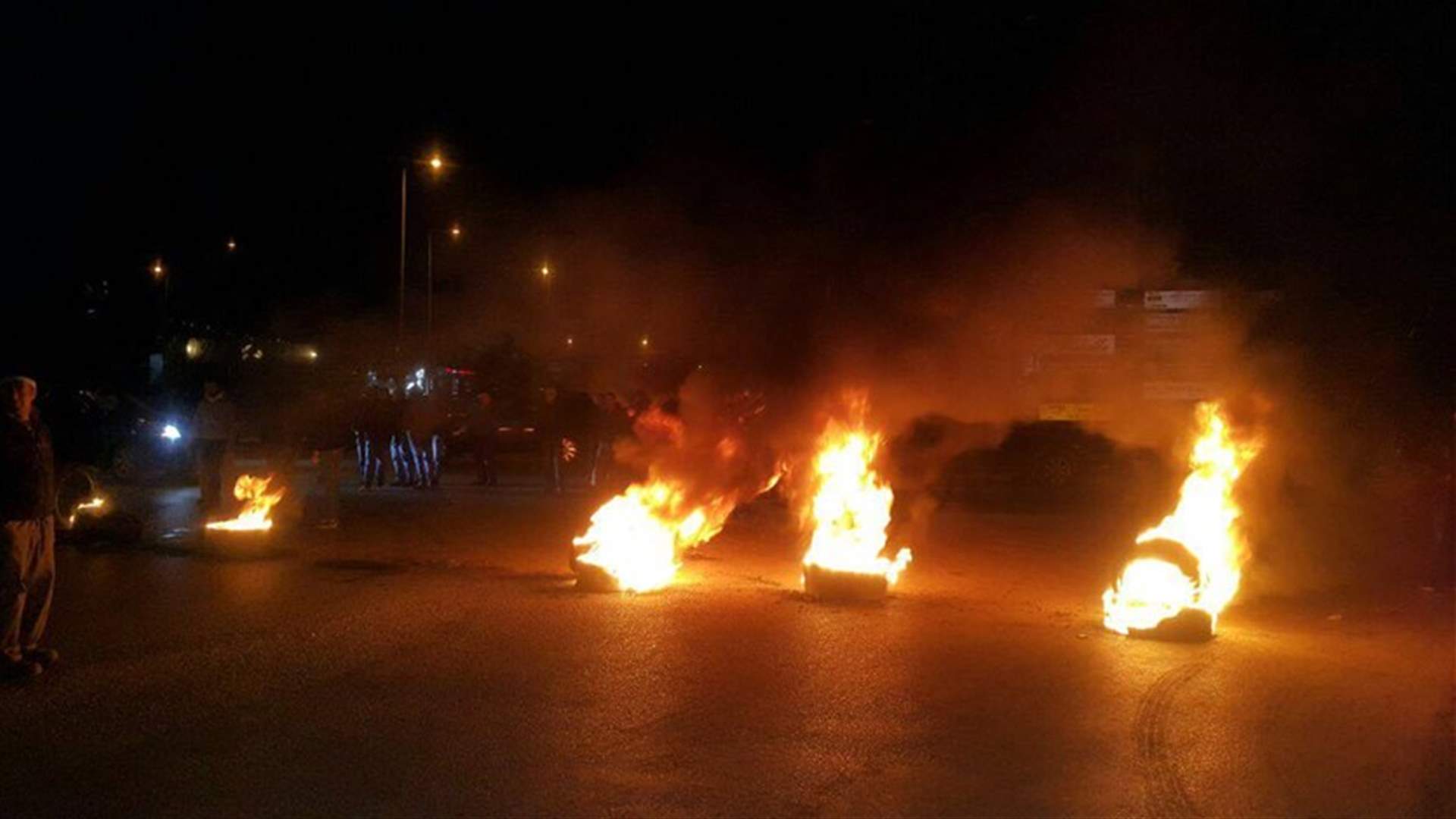 أهالي ريشا قطعوا الطريق عند مستديرة وأوتستراد زحلة