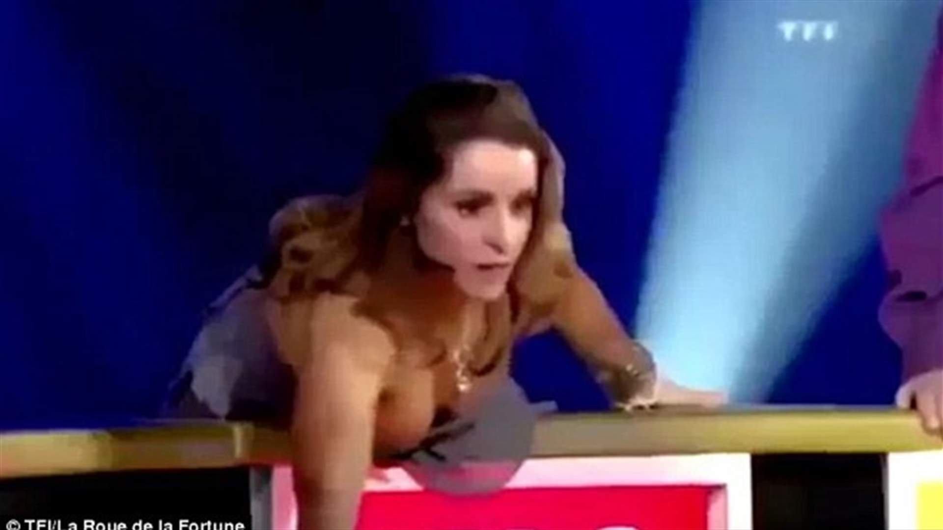 بالفيديو: مشتركة في برنامج تلفزيوني تتعرّض لموقف محرج جداً... بسبب قميصها!
