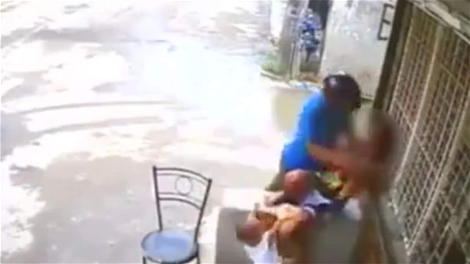 بالفيديو: سارق يهاجم سيّدة ورضيعها بوحشيّة ليحصل على هاتفها!
