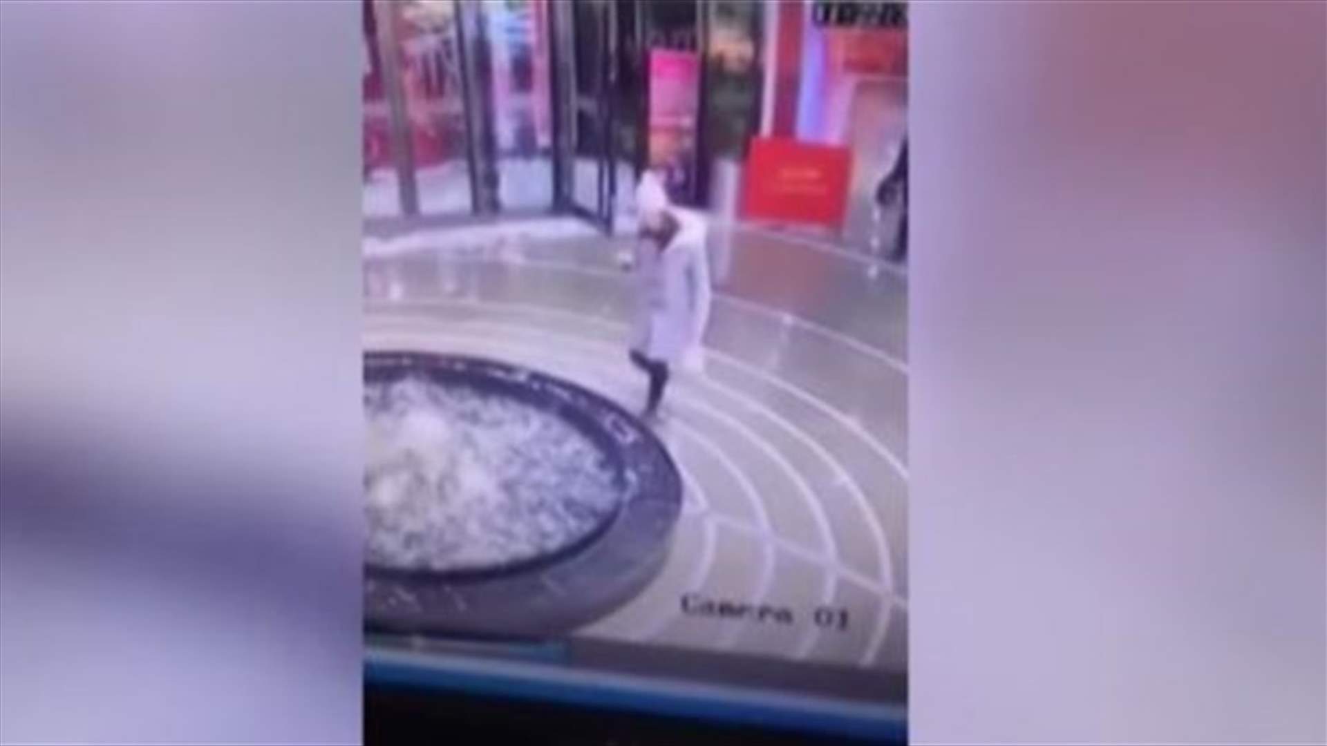 بالفيديو: شابّة مدمنة على هاتفها الذكي هكذا كان مصيرها...