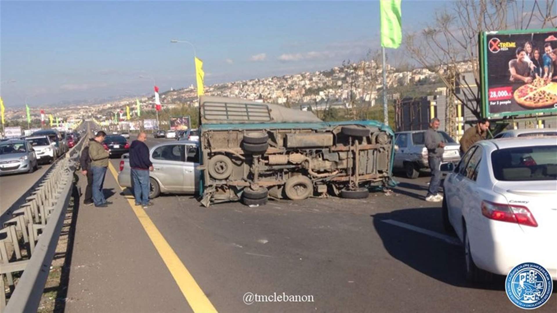 بالصورة- 8 جرحى في حادث بين بيك آب وسيارتين 