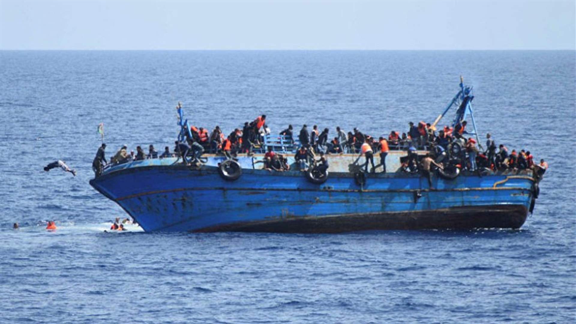 عشرة قتلى و30 مفقودا في غرق مركب قبالة ماليزيا