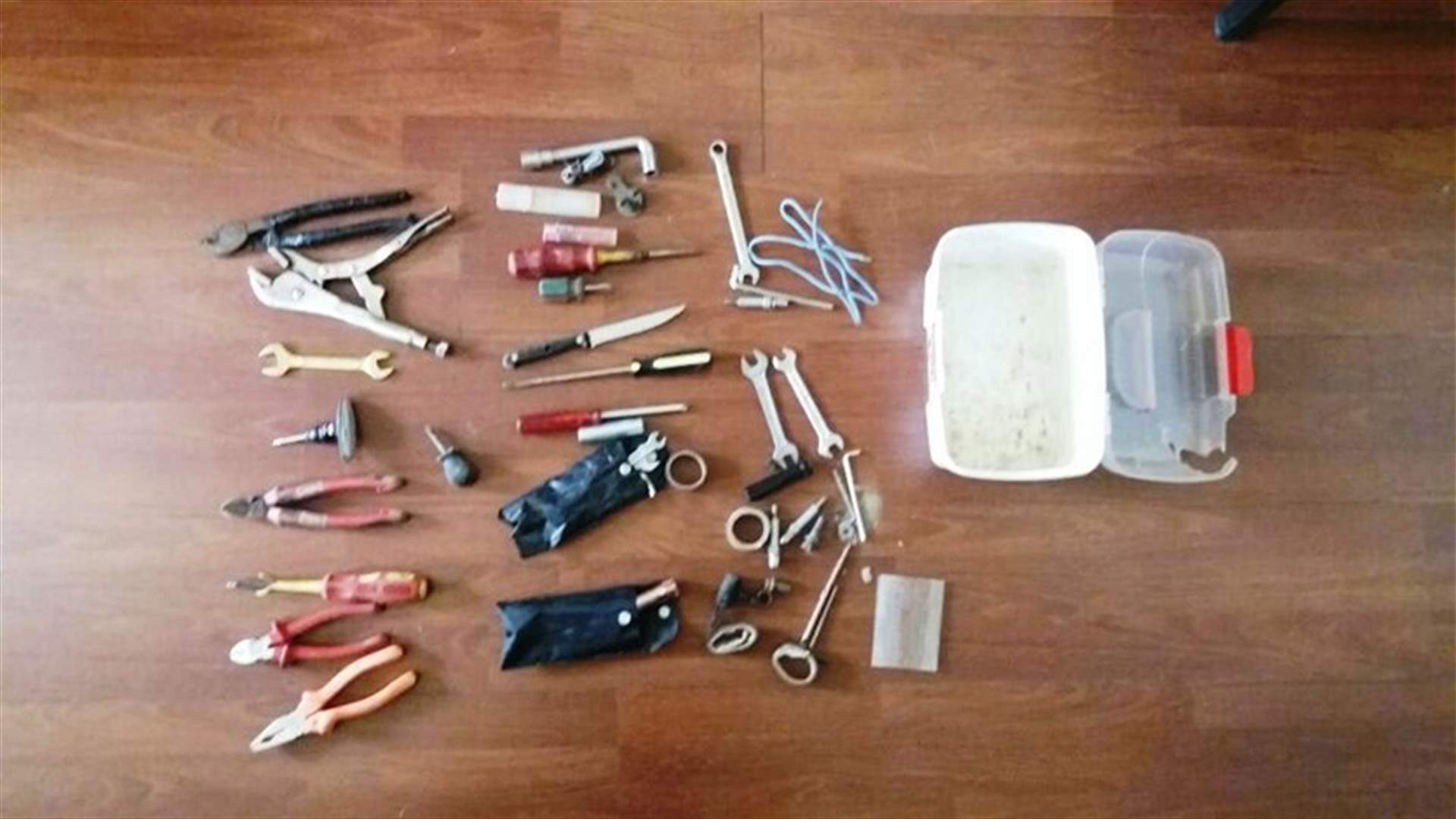 يشتري ما سُرق من شخص آخر ويعيد بيعه...وما قصة الفان الابيض؟