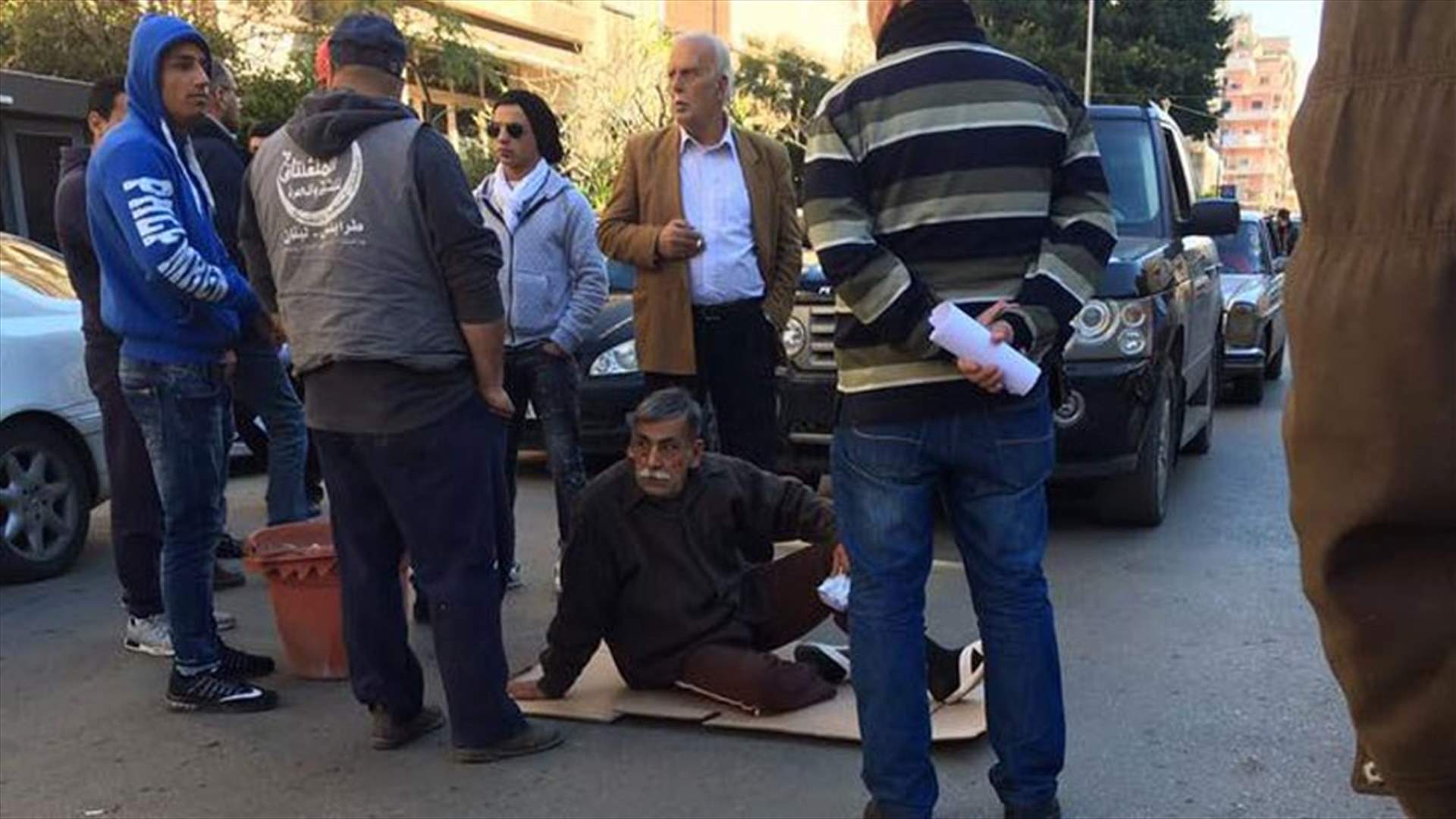   بالصورة- هذه هي حقيقة ما حصل مع السبعيني الذي افترش الارض في طرابلس ؟