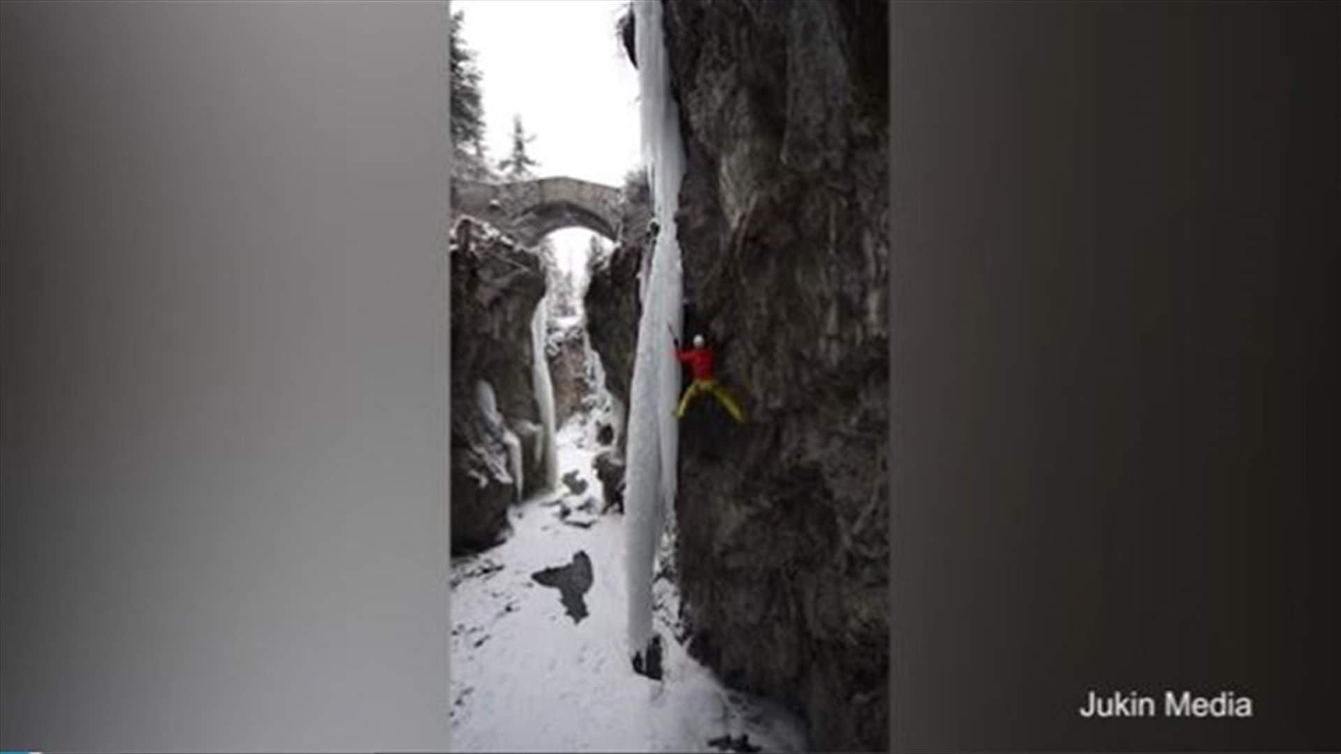بالفيديو: متسلّق جبال حاول التثبث بقطعة جليد فكانت اللحظة المرعبة!