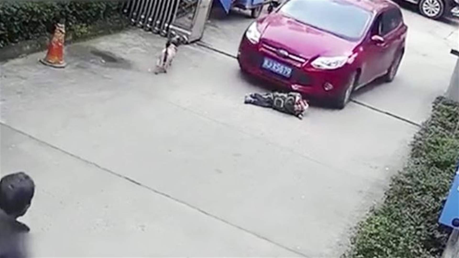 بالفيديو: طفل يتعرّض لحادث دهس مرعب... لن تتوقّعوا ما حصل! 
