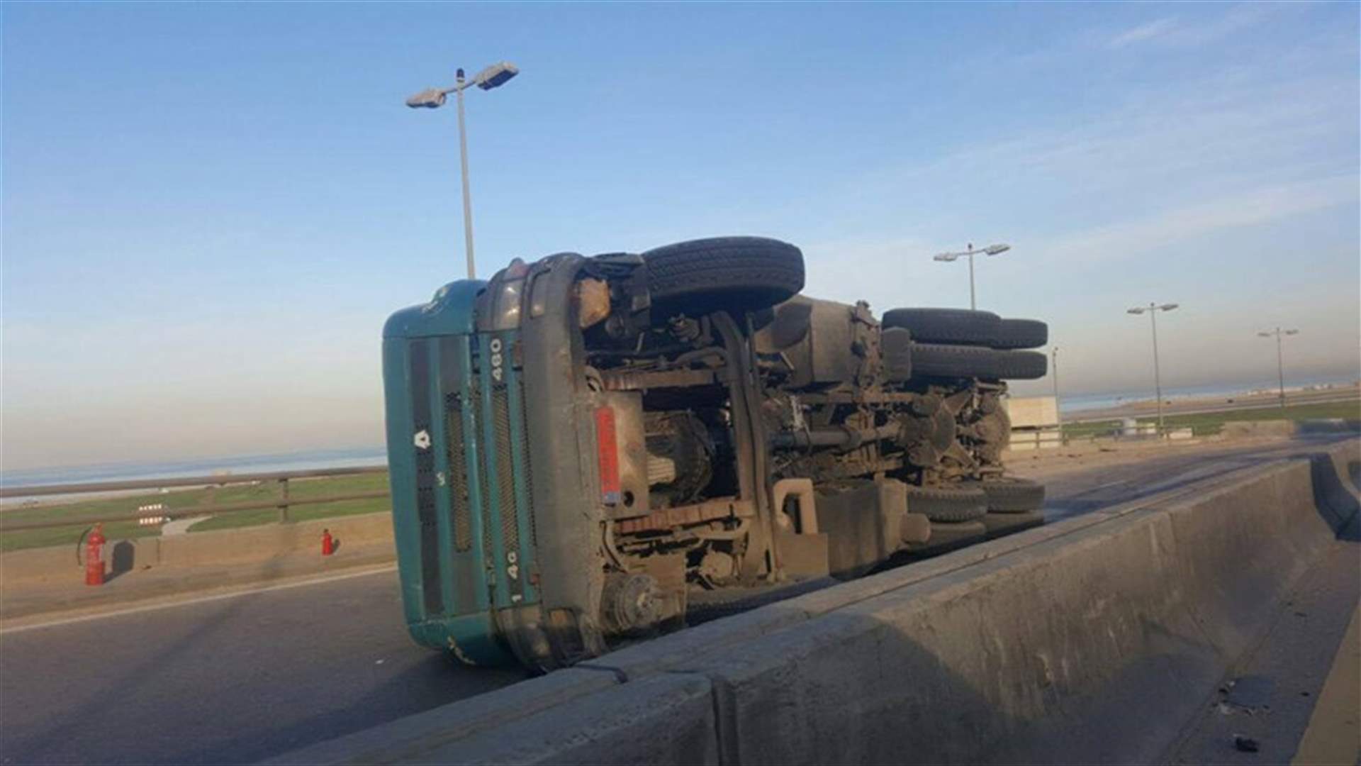 بالصور - انقلاب شاحنة على جسر خلدة باتجاه الدامور وحركة المرور كثيفة