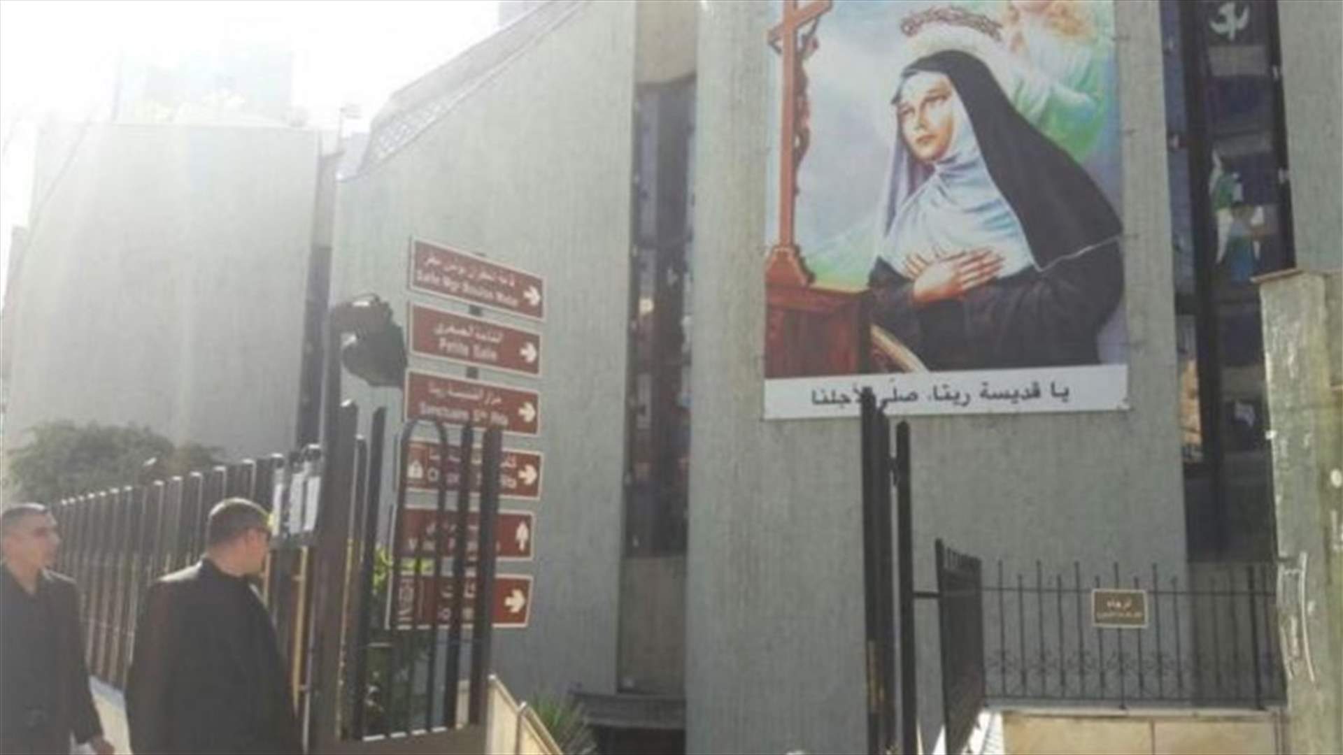 بالصور: رجال الحراسة على مدخل الكنيسة.. ممنوع تصوير عزاء والد ميريام فارس!