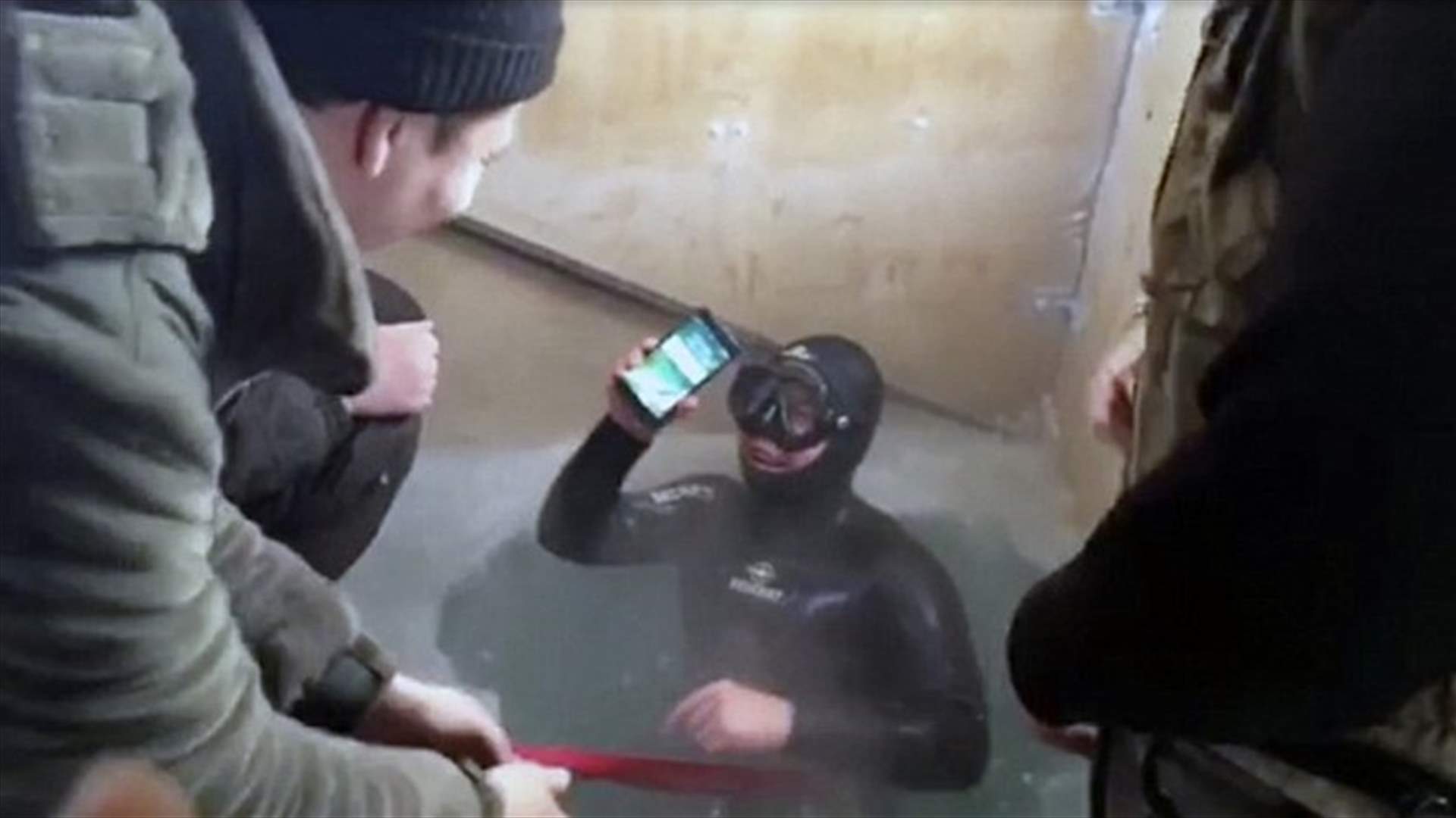 بالفيديو: انتشل هاتفه من حفرة جليدية بعد 13 ساعة... فكانت المفاجأة