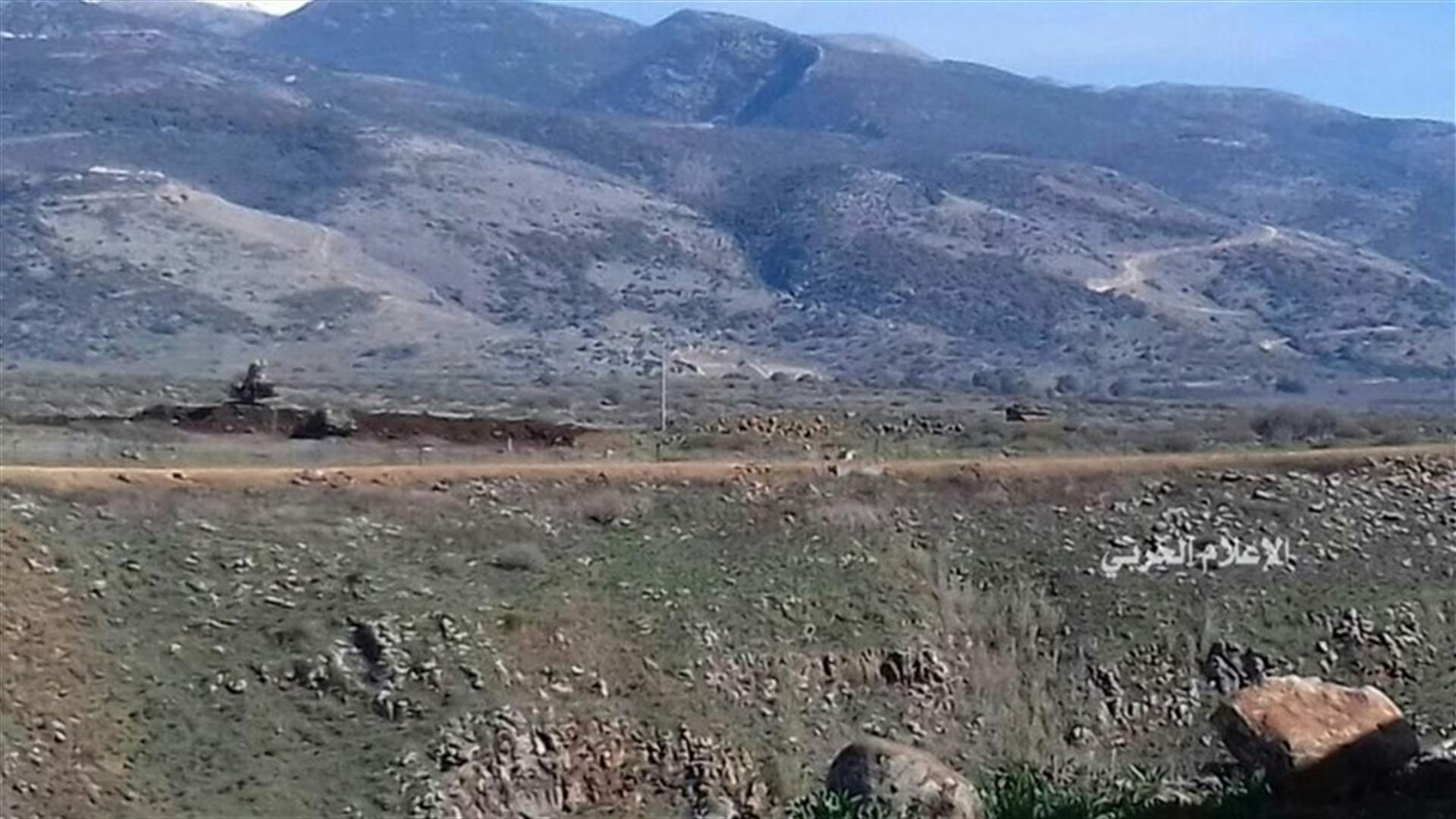 الجيش الاسرائيلي يرفع ساترا ترابيا مقابل منتزهات الوزاني 