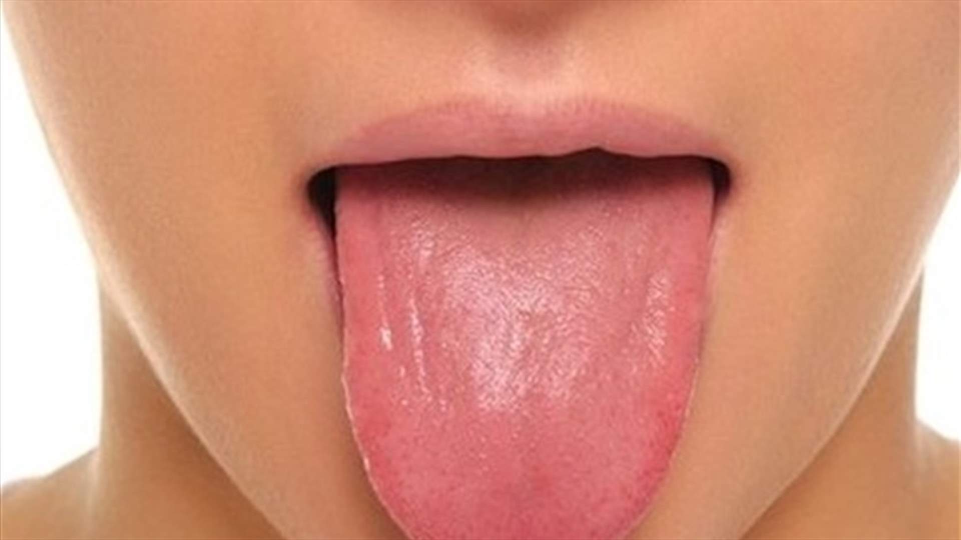طرق طبيعية لتنظيف اللسان... والتخلّص من البكتيريا!