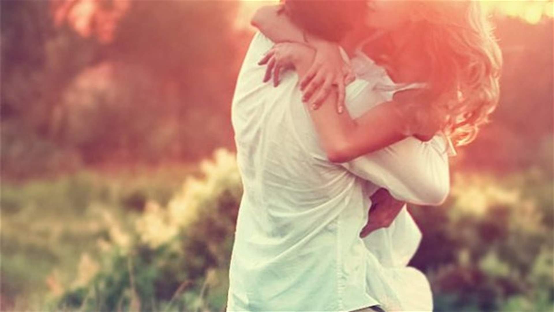 لهذه الأسباب المرأة بحاجة إلى عناق يوميًا