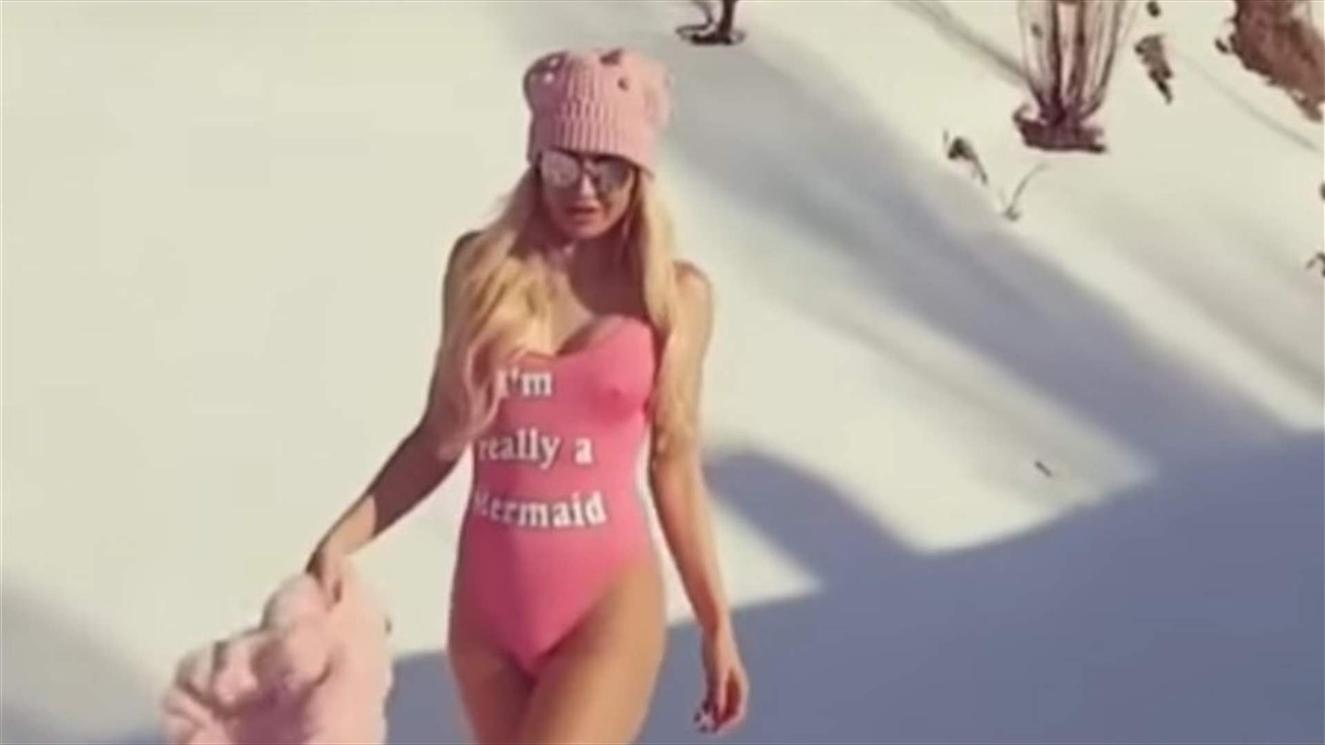 بالفيديو: ميريام كلينك تتحدّى العاصفة بيرلا بمايوه زهري على الثلج!