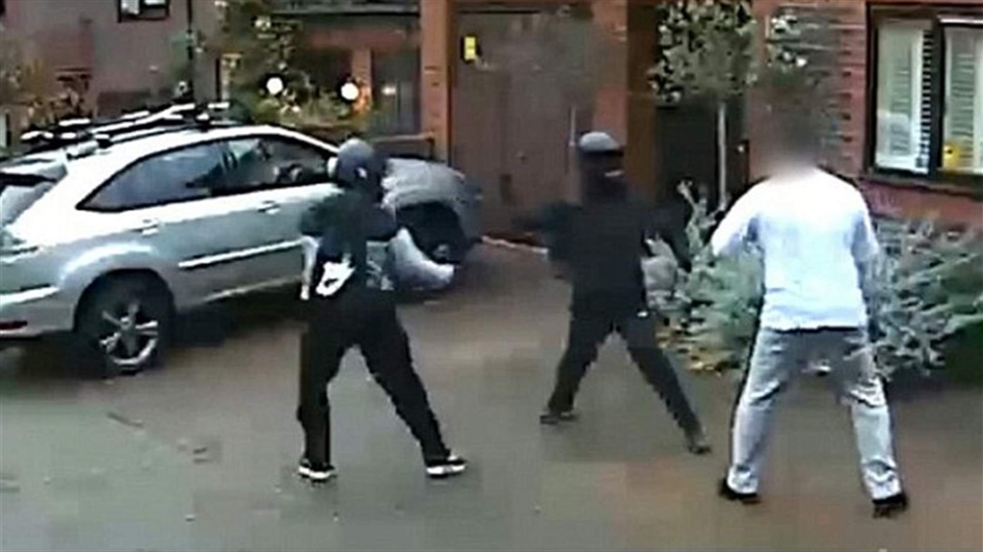 بالفيديو: حاولا سرقة دراجة نارية... صاحبها كان لهما بالمرصاد!