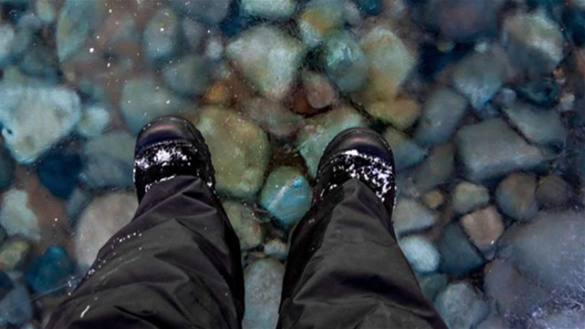 ظاهرة نادرة جدًا... رجل يمشي على الماء 