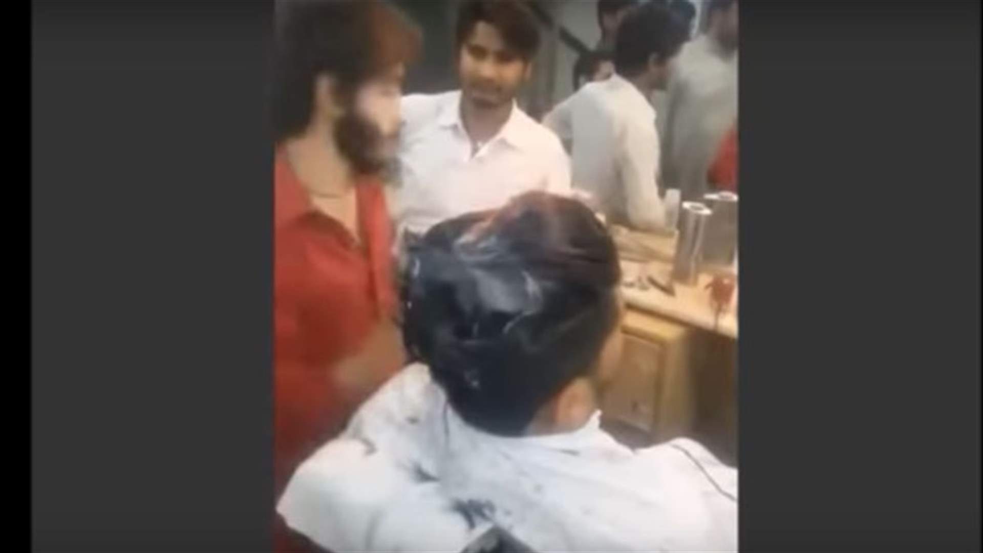 بالفيديو: حلّاق رجالي يشعل شعر زبائنه... ما هو السبب؟