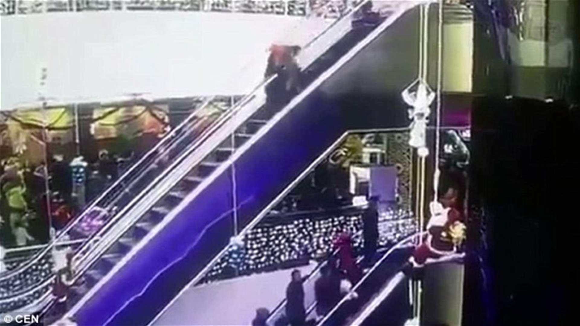 فيديو مروّع: لحظة مأساوية... أمّ توقع رضيعها عن علو 12 متراً!