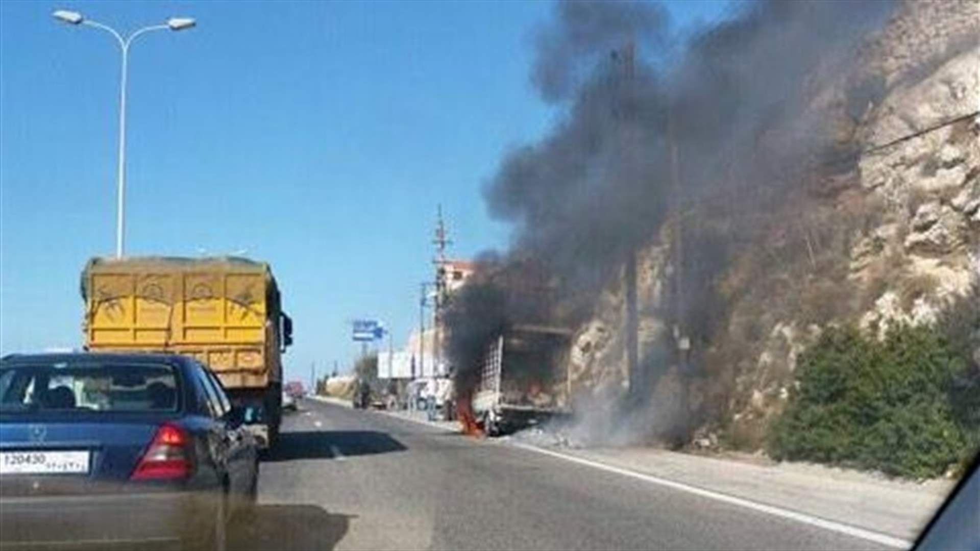 بالصورة- احتراق بيك اب على اوتوستراد جبيل 