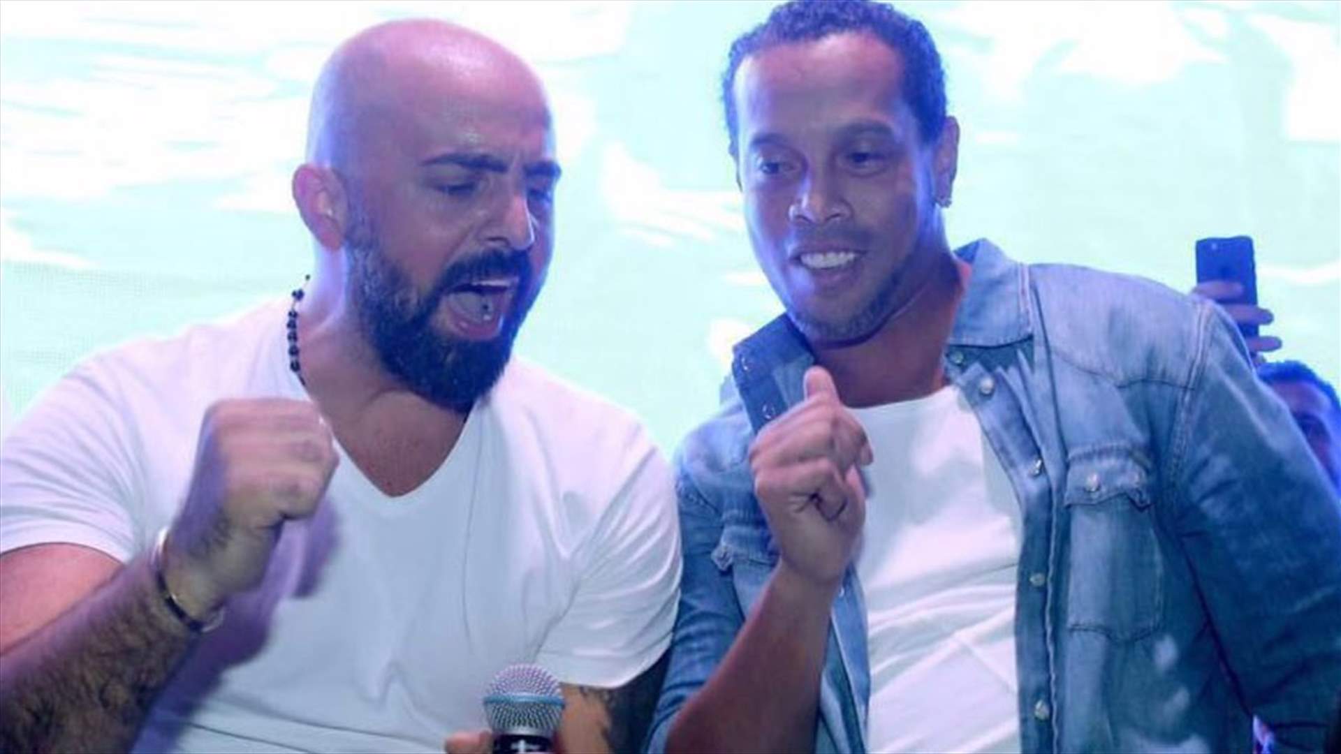 بالفيديو - رونالدينيو يغني في أحد ملاهي بيروت 