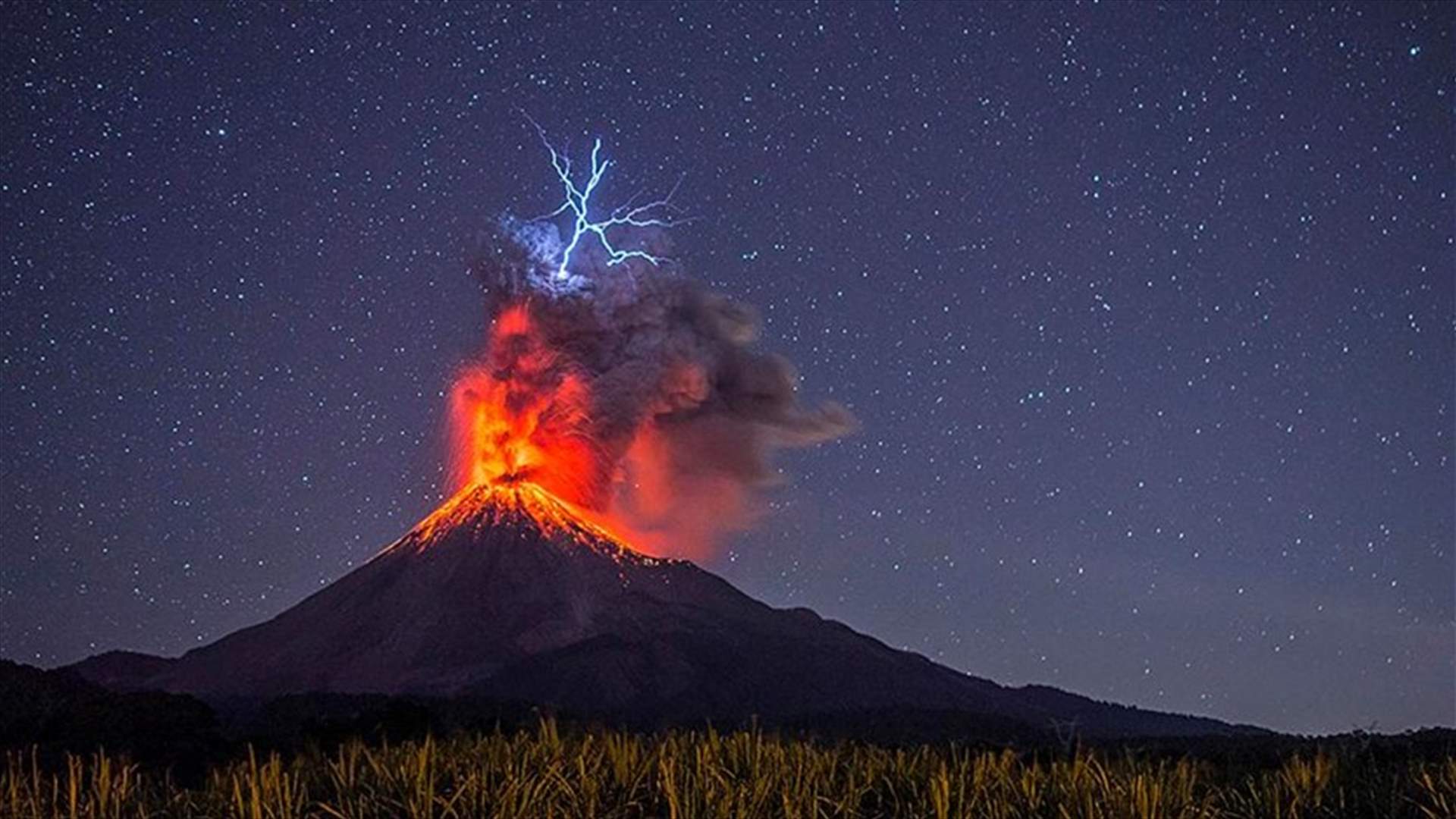 بالفيديو - لحظة انفجار بركان كوليما في المكسيك