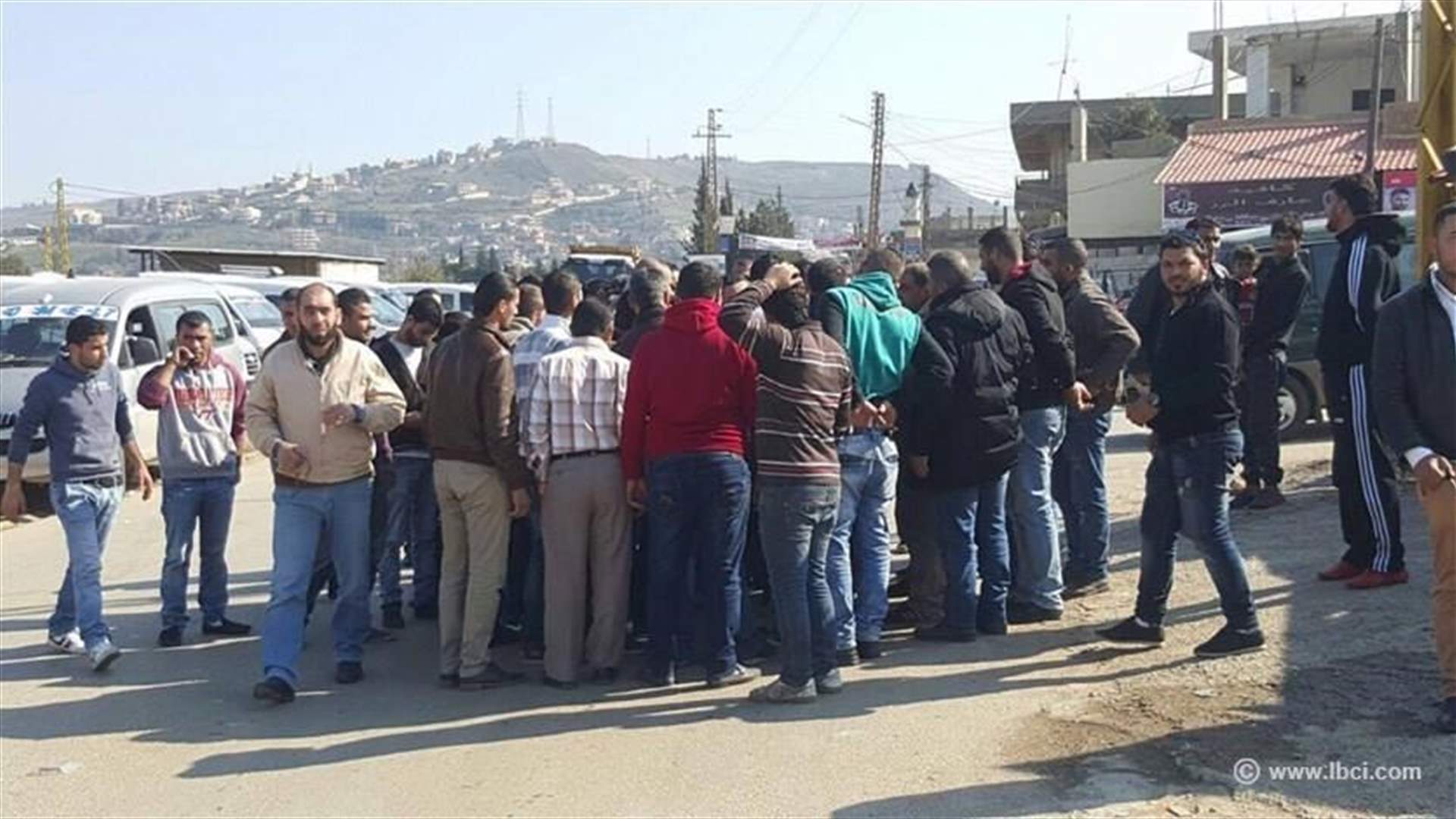 [PHOTOS] Owners of private vans stage sit-in in Akkar