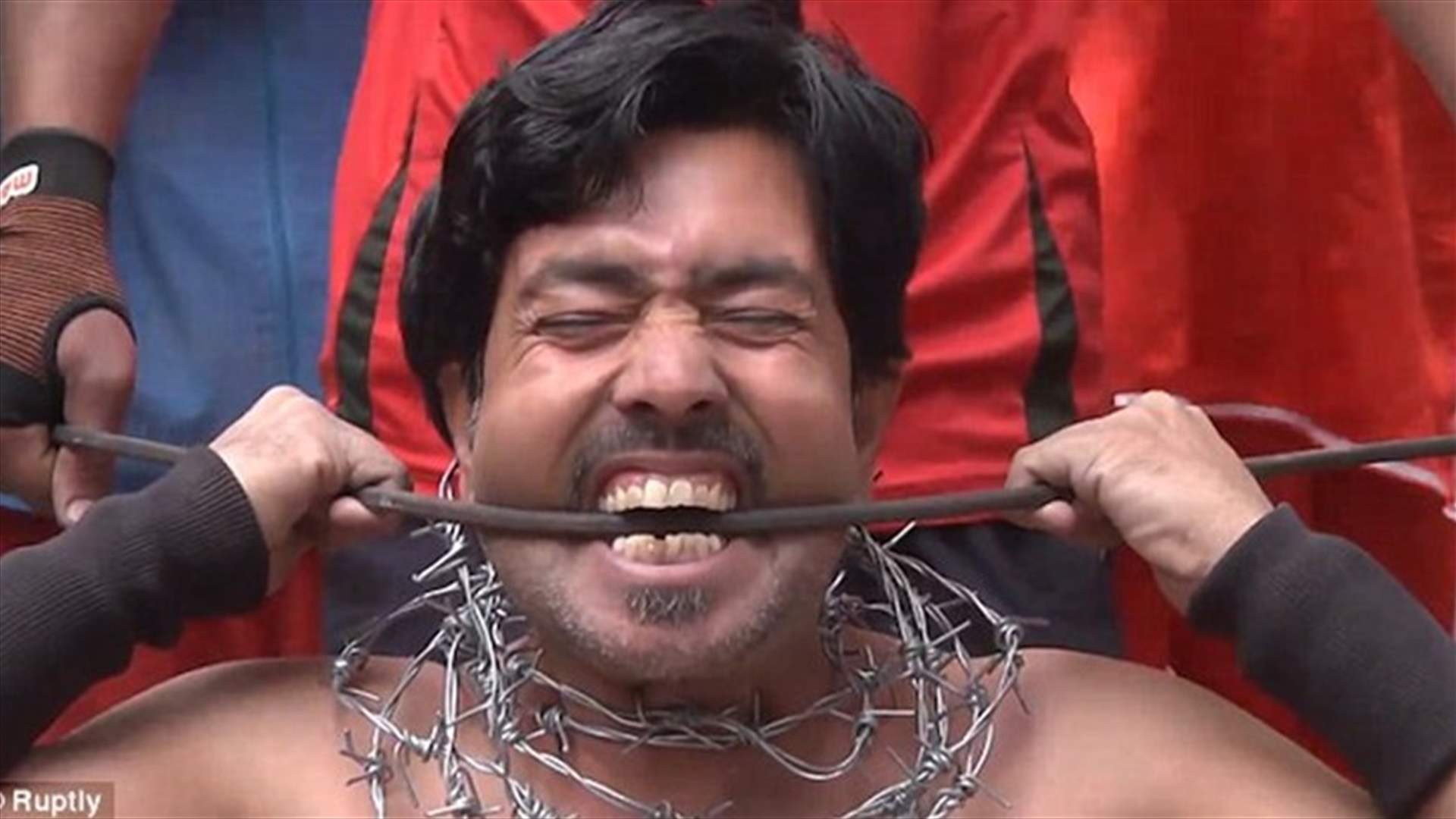 بالفيديو: رجل يرفع الحجارة بعينيه... ويثني قضيباً معدنياً في فمه!