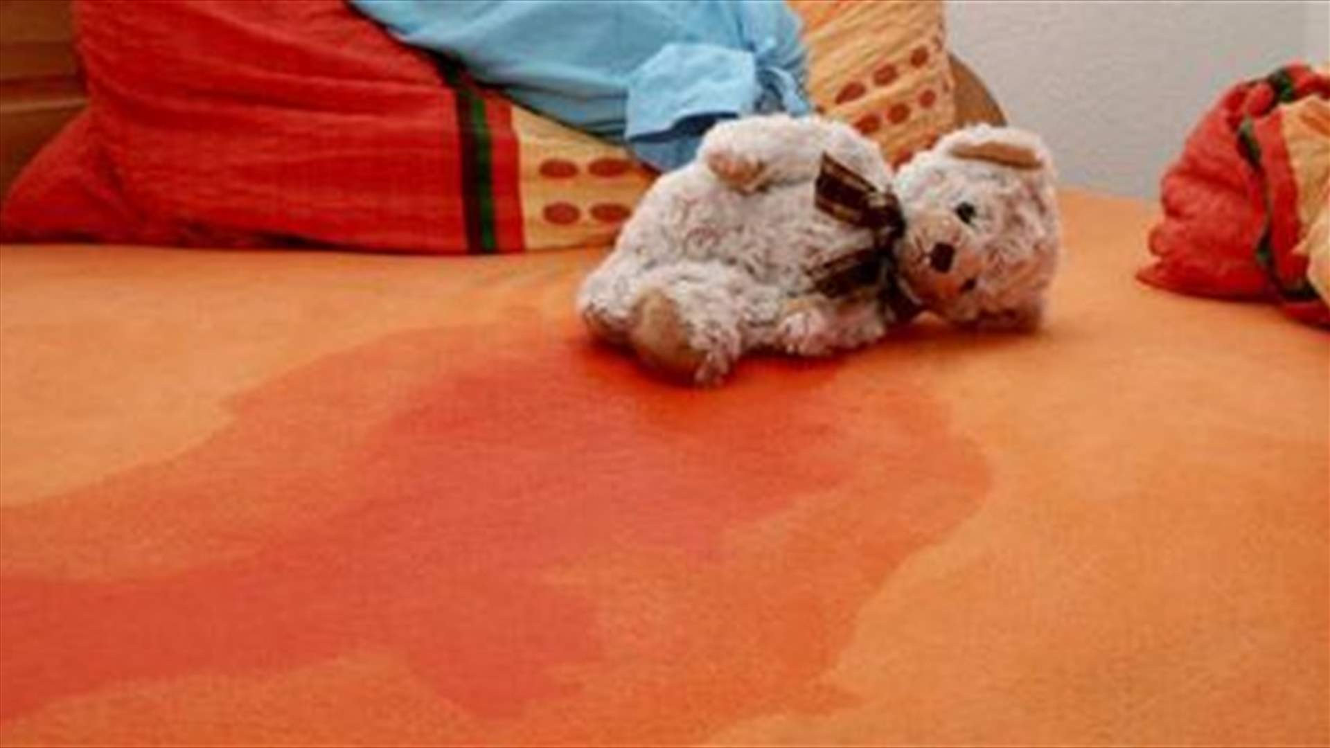 تسبّب بوفاة طفله لأنّه تبول في السرير... إليكم كيف عاقبه!