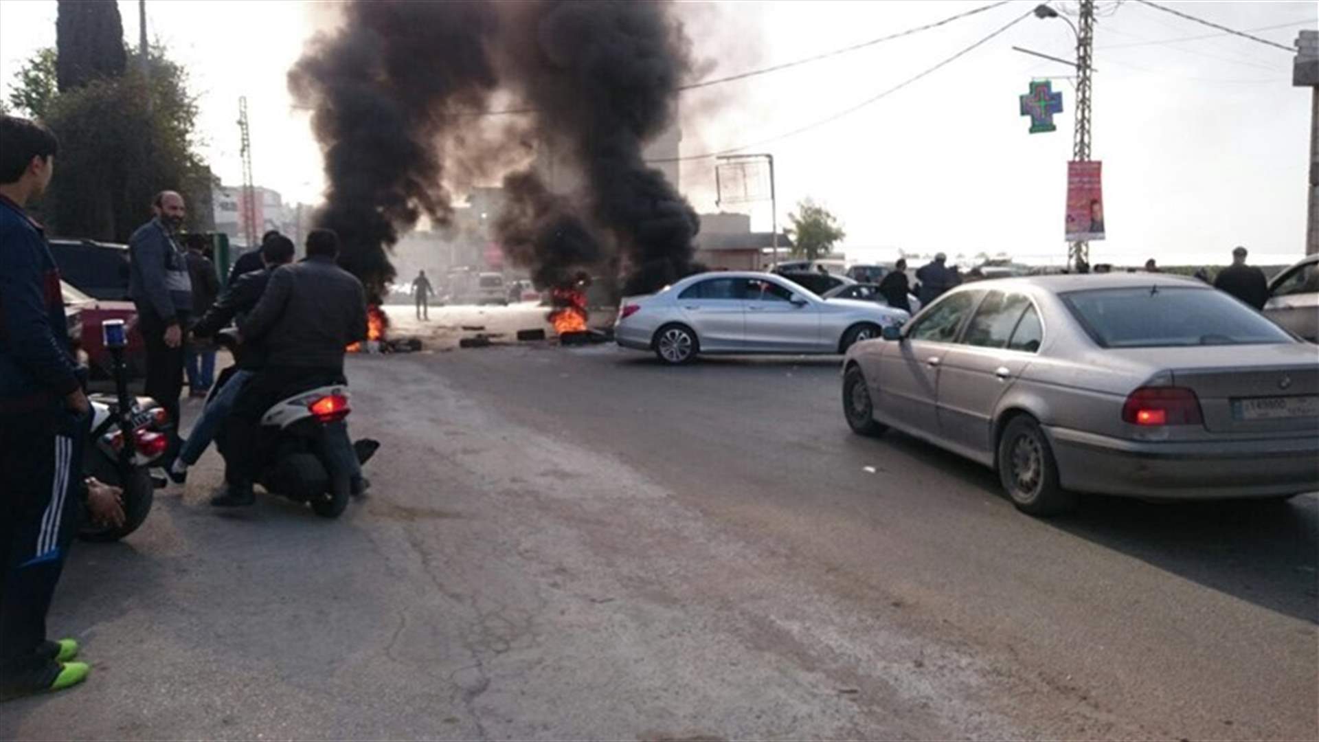 سائقو الفانات قطعوا طريق الشويفات