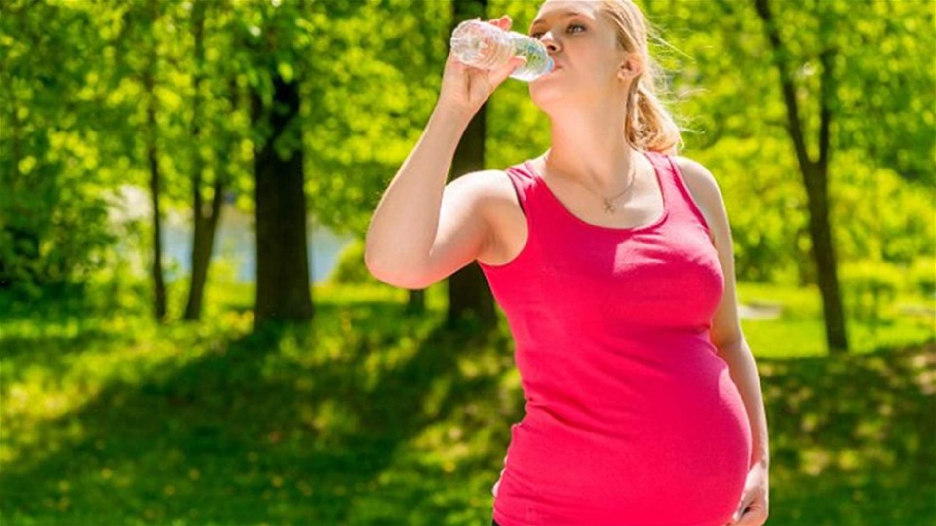 لماذا لا يجب على الحوامل شرب الماء من الزجاجات البلاستيكية؟