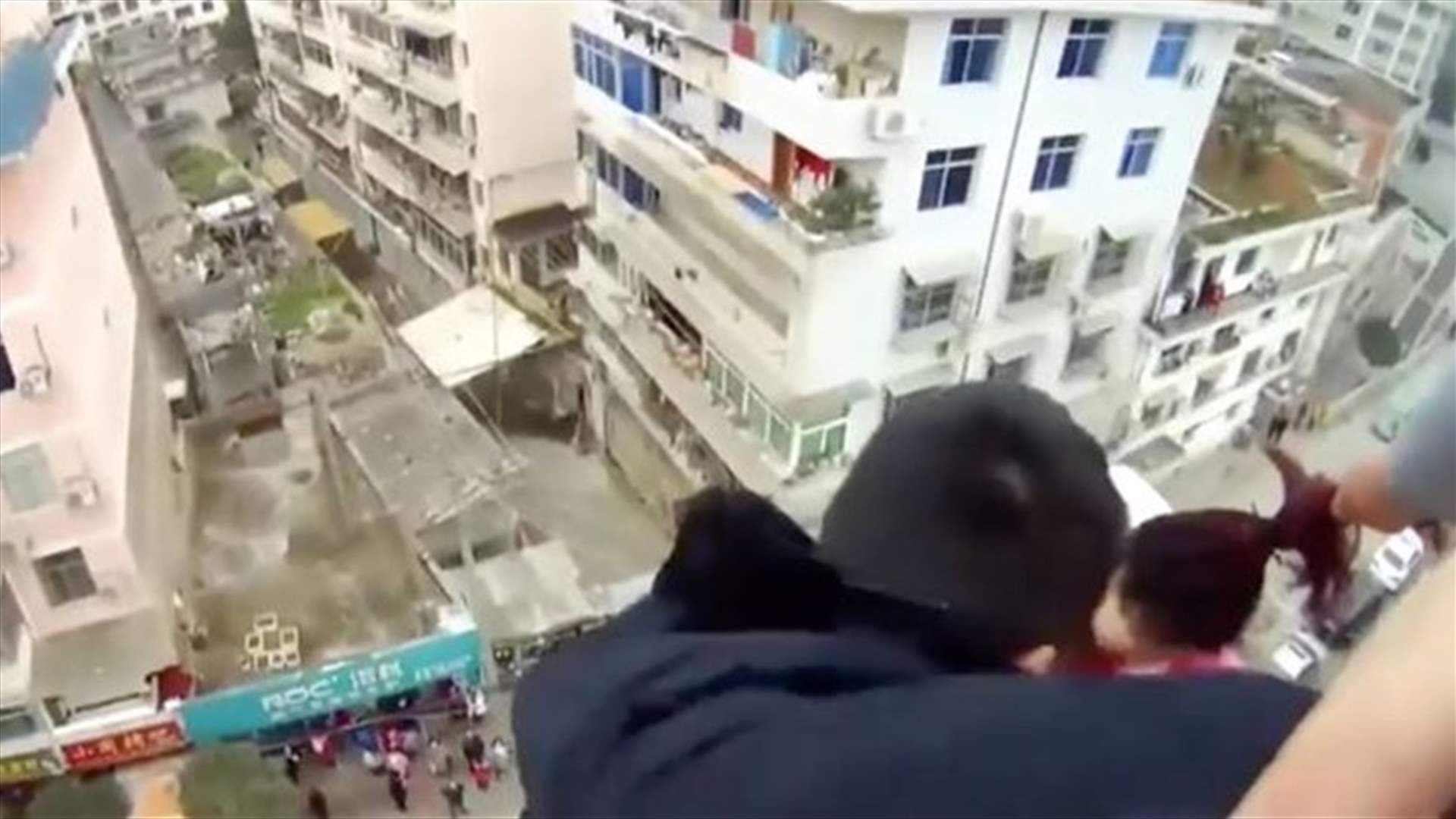 فيديو يحبس الأنفاس... أنقذ زوجته من الانتحار بشدّ شعرها!