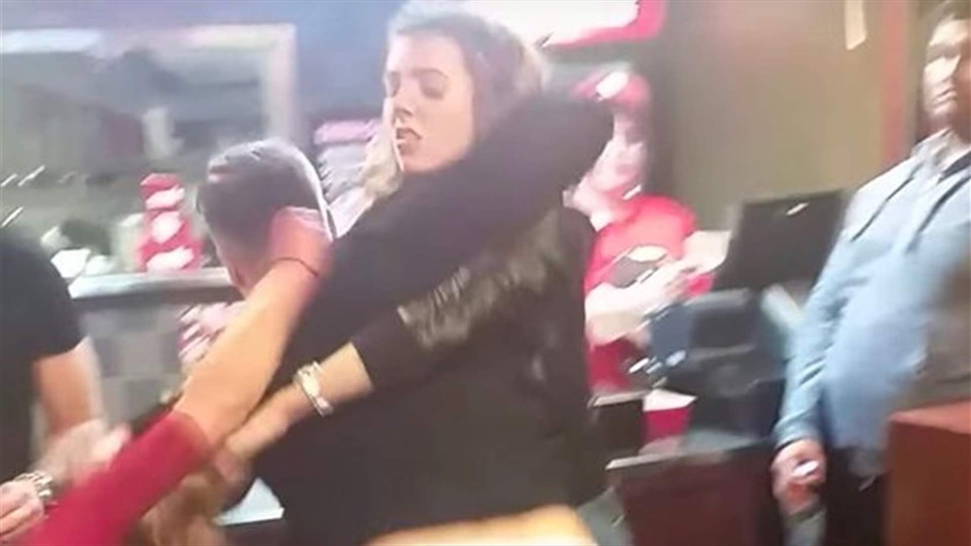 بالفيديو: عراك بين 4 نساء يحوّل مطعماً إلى ساحة ملاكمة حرّة!