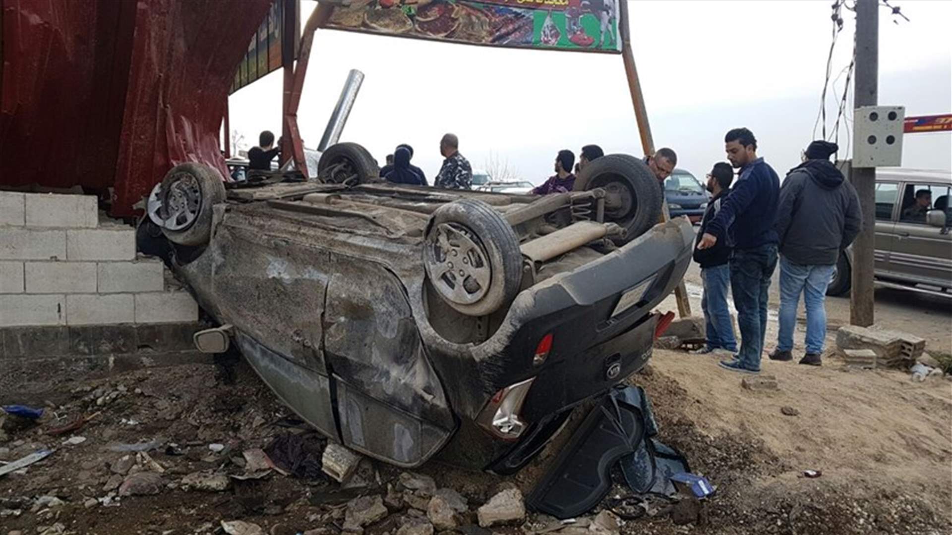 بالصورة...جريحان جراء اصطدام سيارتهما بمطعم في التليل عكار