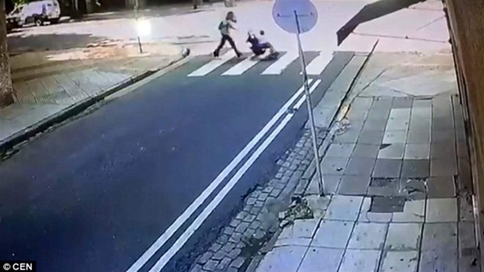 بالفيديو: أم تعبر الطريق وهي تجرّ عربة طفلها... ما حصل معها كان مروّعاً!