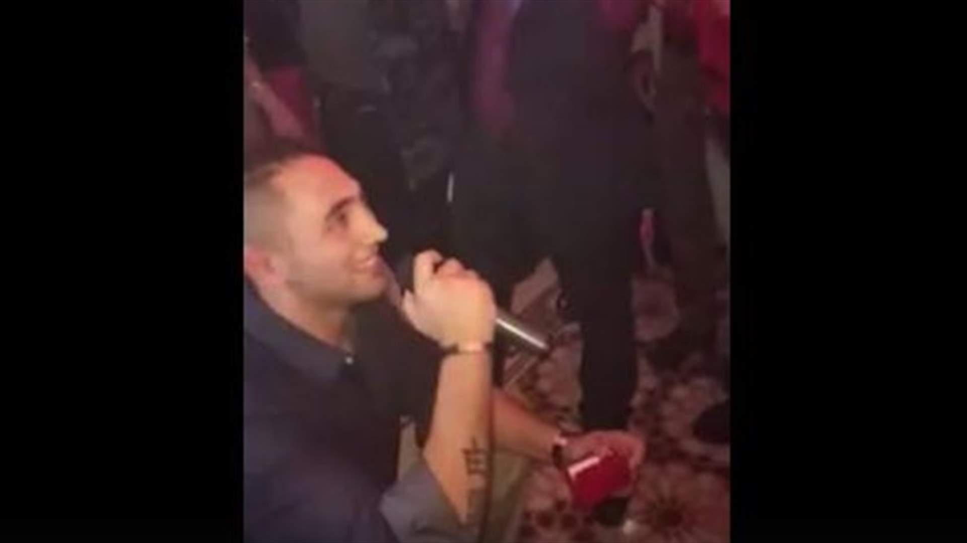 بالفيديو: طلب يدها أمام 400 شخص في سهرة عيد العشاق