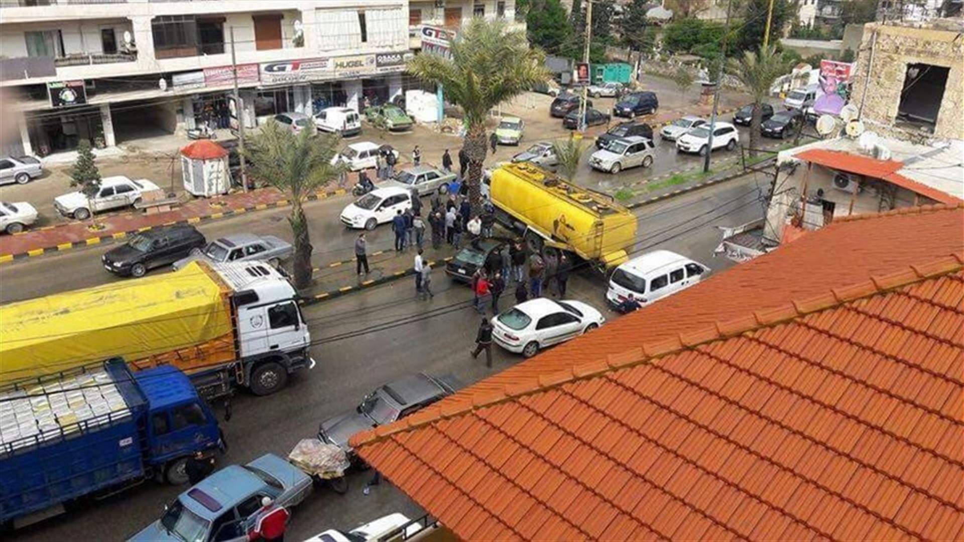 في البداوي... انحراف صهريج محروقات على مرحلتين