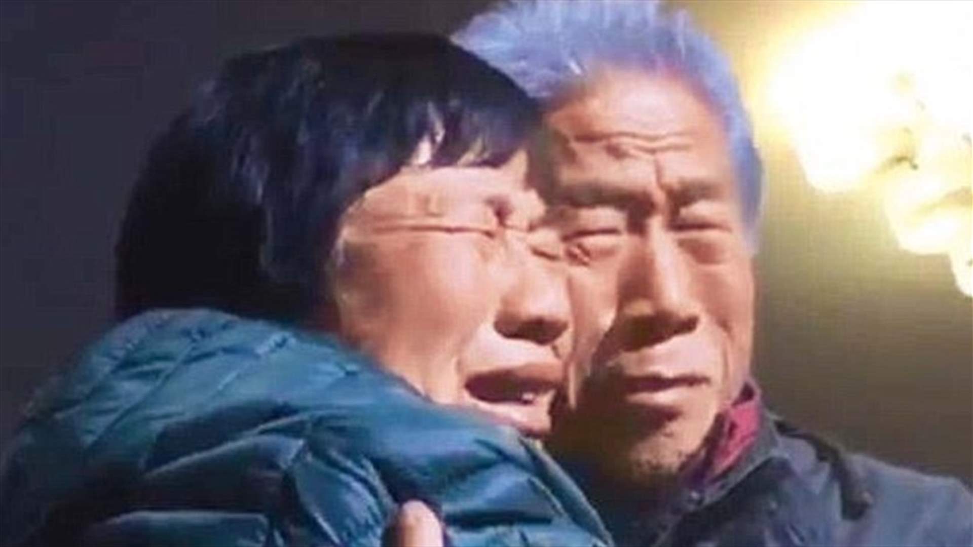بالصورة: بعد أكثر من نصف قرن... اجتمع بعائلته من جديد!