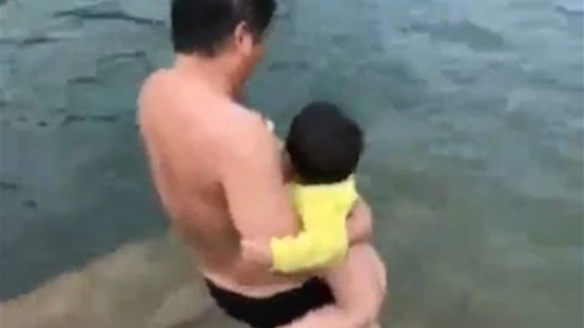 فيديو أثار غضب روّاد الانترنت... أب يُجبر ابنه على تعلّم السباحة