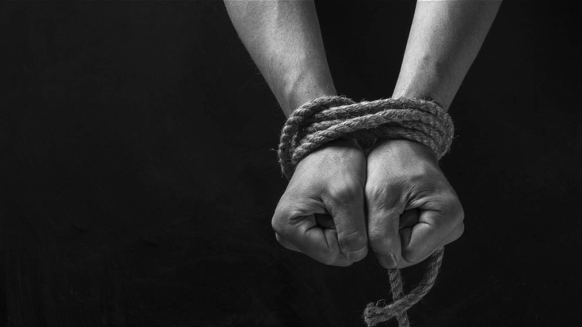 بالفيديو: الشرطة أنقذت سيّدة من خاطفيها... وضعوها في صندوق السيارة