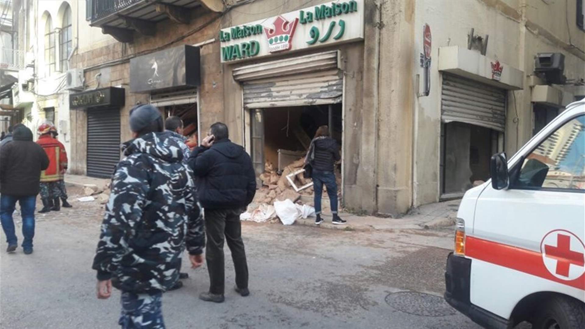 خوري تفقد المبنى المنهار في الاشرفية