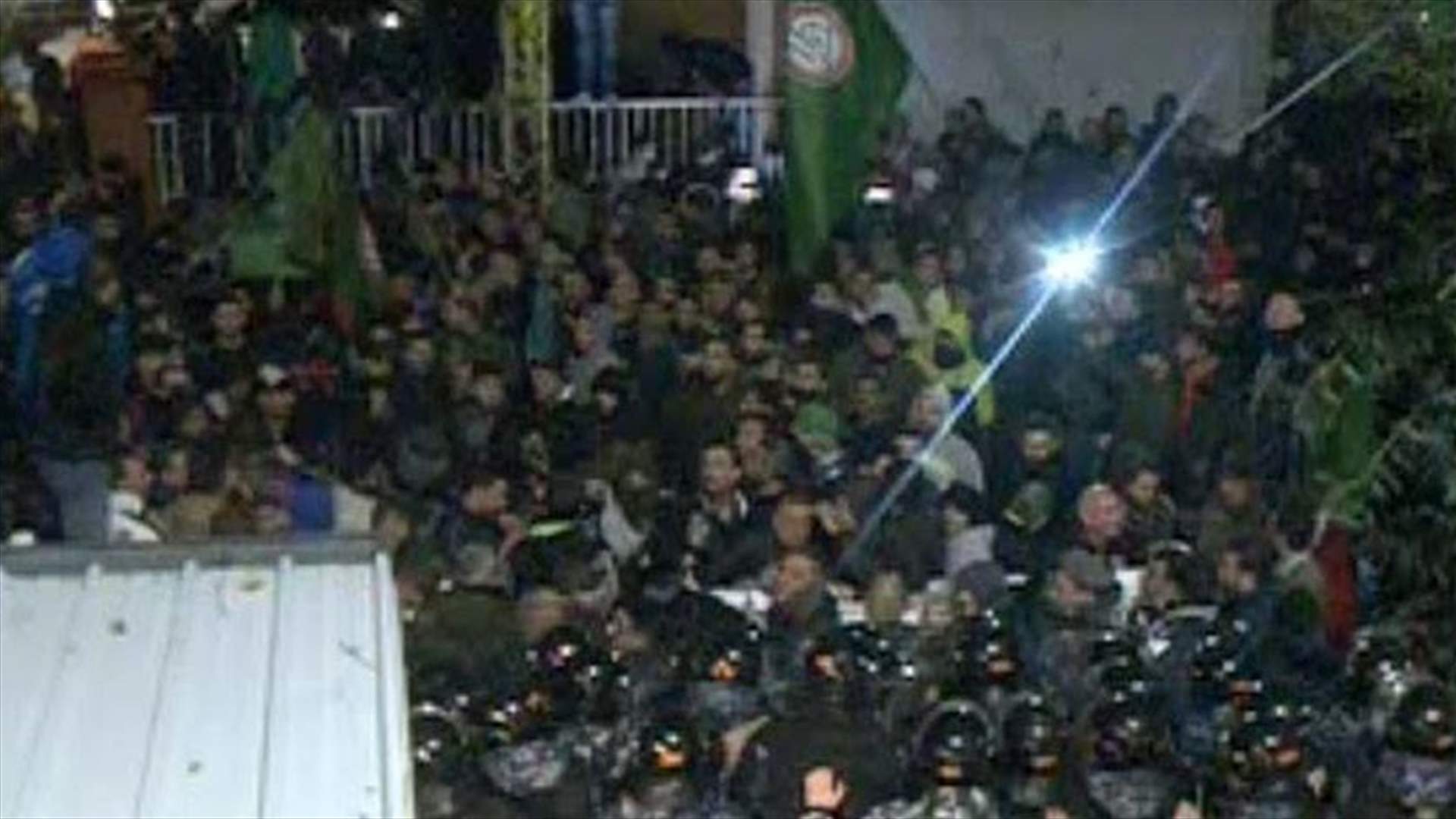 أنصار أمل أمام الجديد... تكسير ومحاولة لاقتحام المبنى