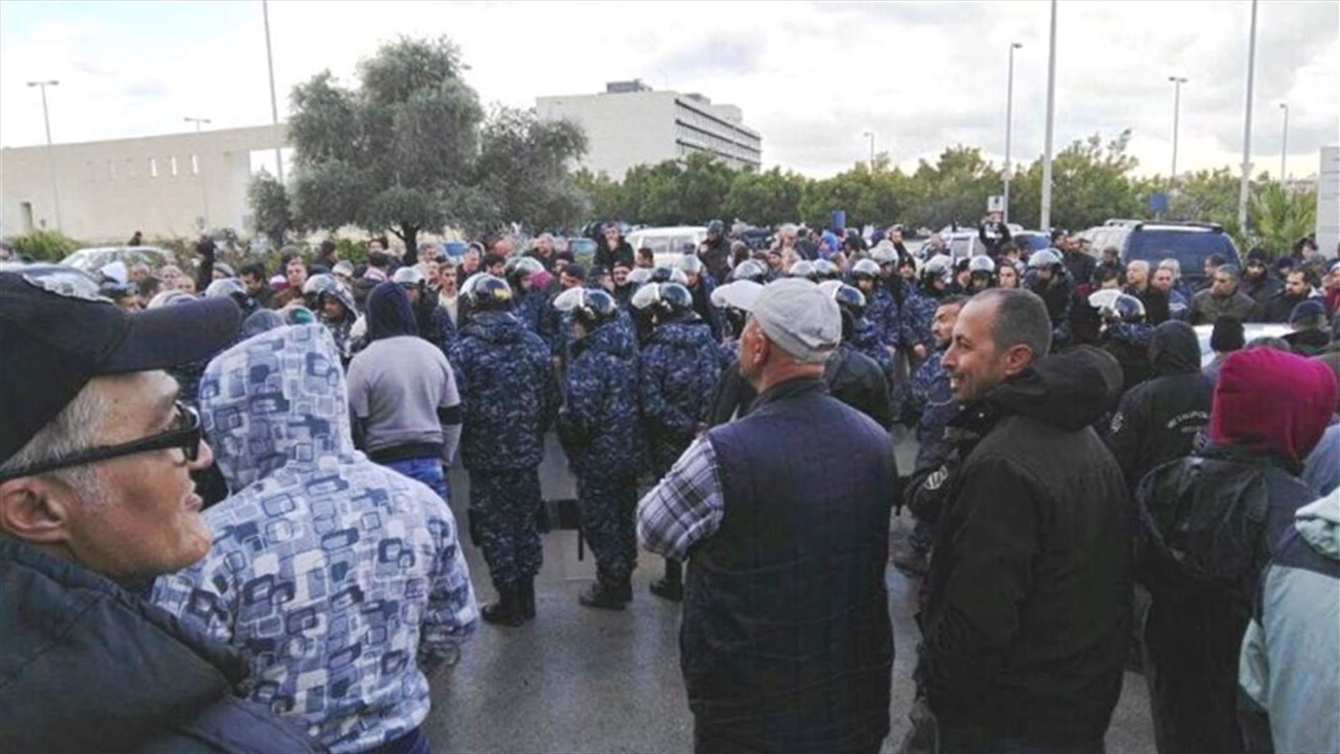 بالصورة - موظفو شركة الخرافي قطعوا طريق الحدث