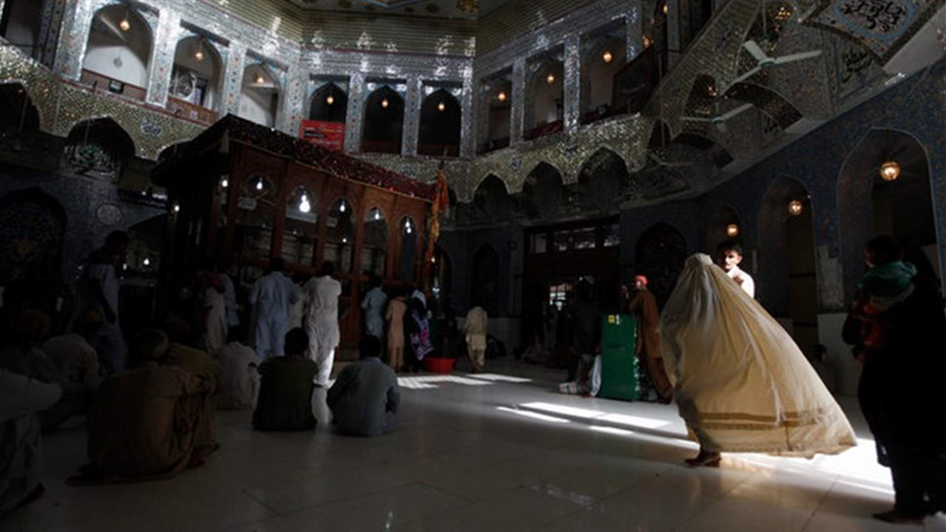 نحو 70 قتيلا في تفجير مزار ديني في باكستان