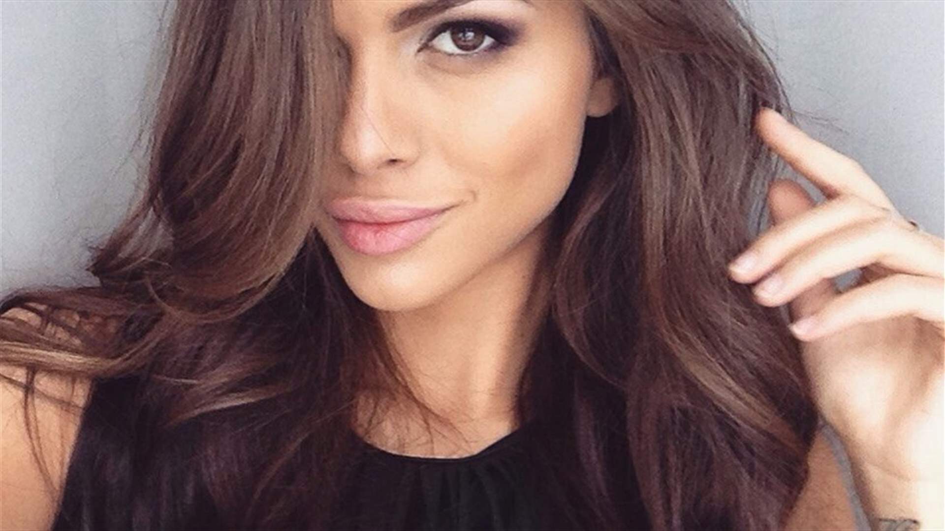 بالفيديو- عارضة أزياء روسية تتحدى الموت في دبي لالتقاط صورة!