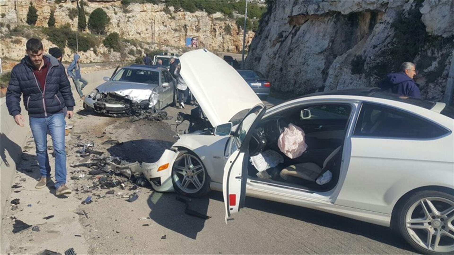 بالصورة....جرحى بحادث سير على طريق البلمند