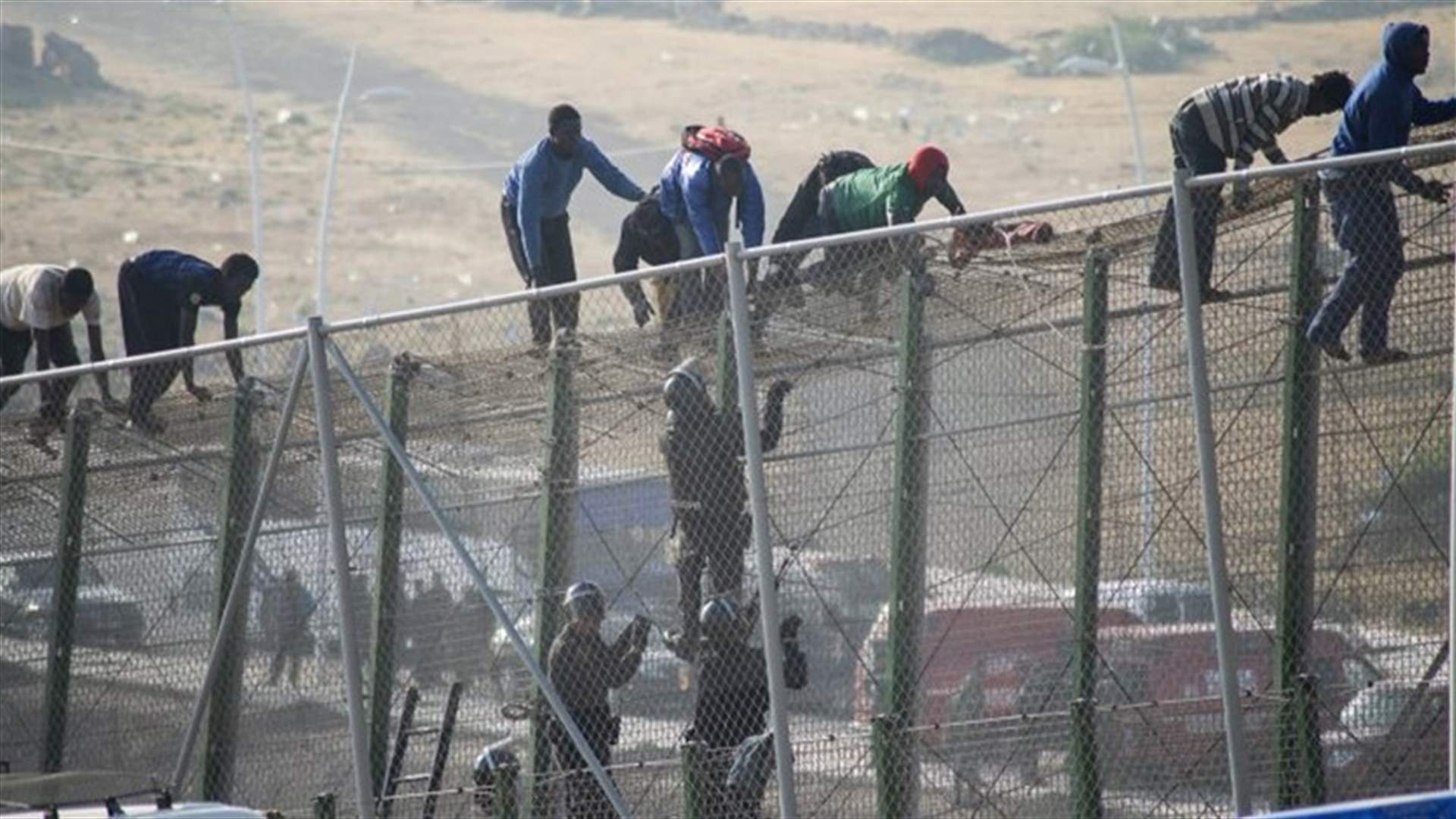 مئات المهاجرين يقتحمون الحدود في جيب سبتة الاسباني في المغرب