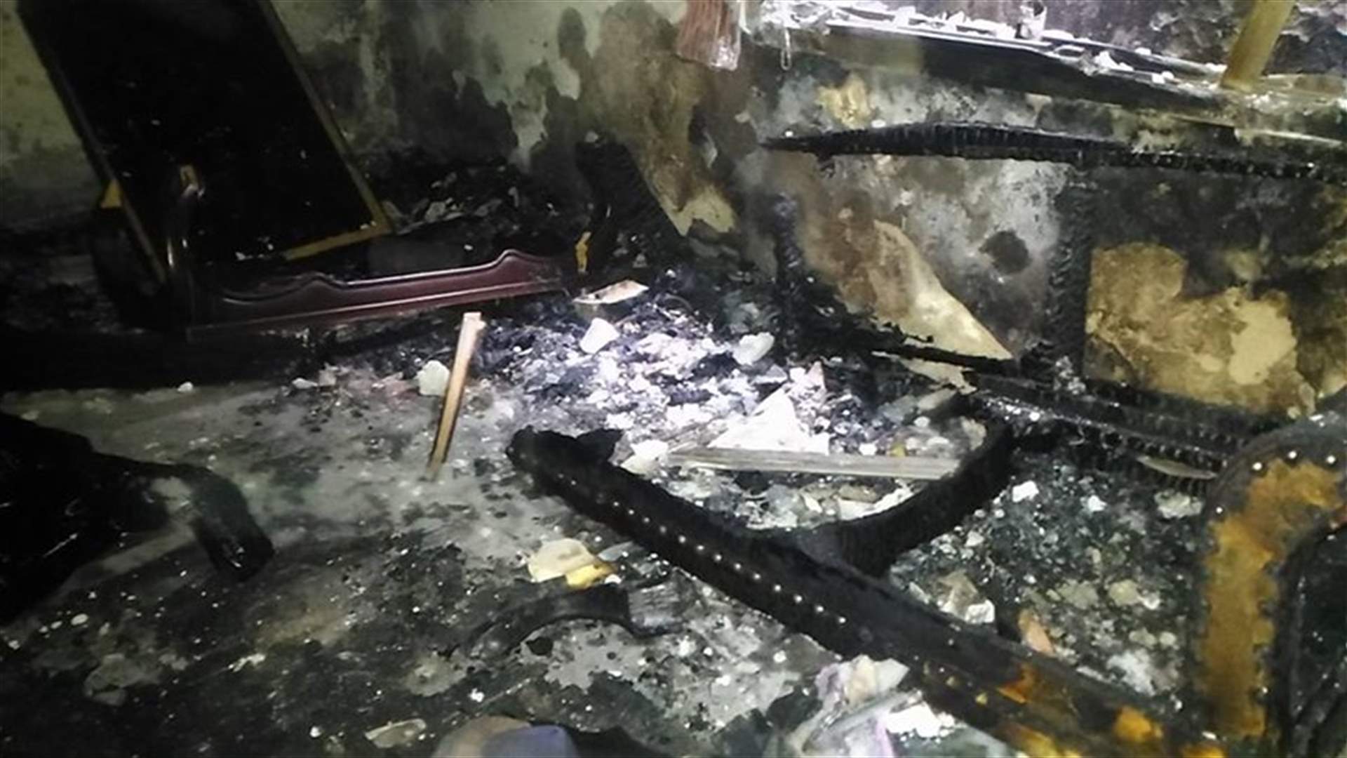 بالصور: "الدخان والنار عمتولع جنبنا".. إحتراق منزل الممثلة وزوجها الصحافي
